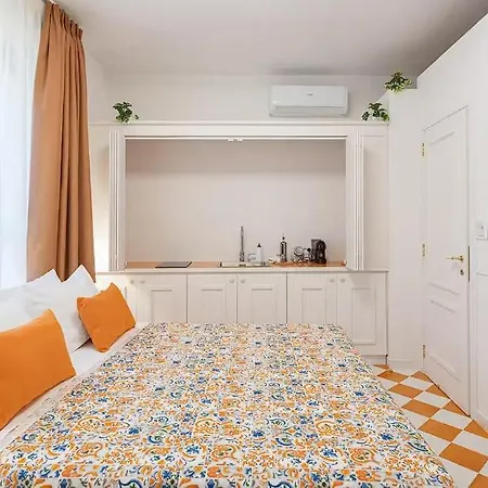 ! Located In The Heart Of Sorrentowith Terrace ! * Sorrento