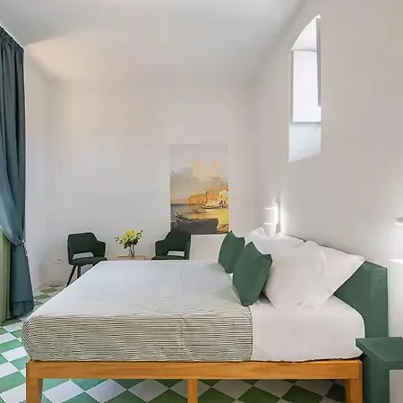 ! Located In The Heart Of Sorrentowith Terrace ! Vila