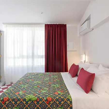 ! Located In The Heart Of Sorrentowith Terrace ! Vila