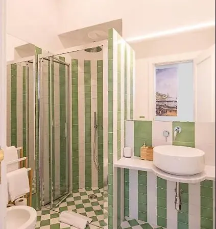 ! Located In The Heart Of Sorrentowith Terrace ! Vila *