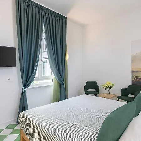 ! Located In The Heart Of Sorrentowith Terrace ! * Sorrento