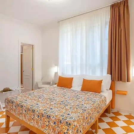 ! Located In The Heart Of Sorrentowith Terrace ! *