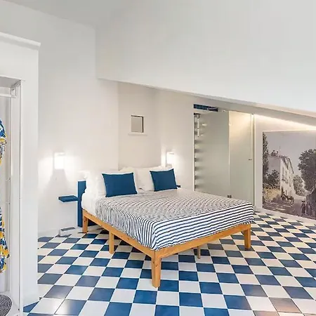 ! Located In The Heart Of Sorrentowith Terrace ! *