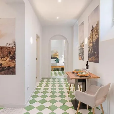 ! Located In The Heart Of Sorrentowith Terrace ! Σορέντο