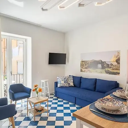 ! Located In The Heart Of Sorrentowith Terrace ! * Σορέντο
