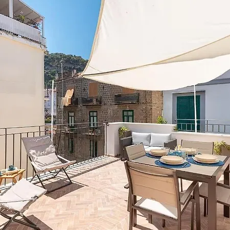 Βίλα ! Located In The Heart Of Sorrentowith Terrace ! Σορέντο