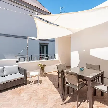 Βίλα ! Located In The Heart Of Sorrentowith Terrace ! Σορέντο