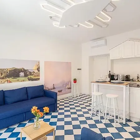 ! Located In The Heart Of Sorrentowith Terrace ! Σορέντο